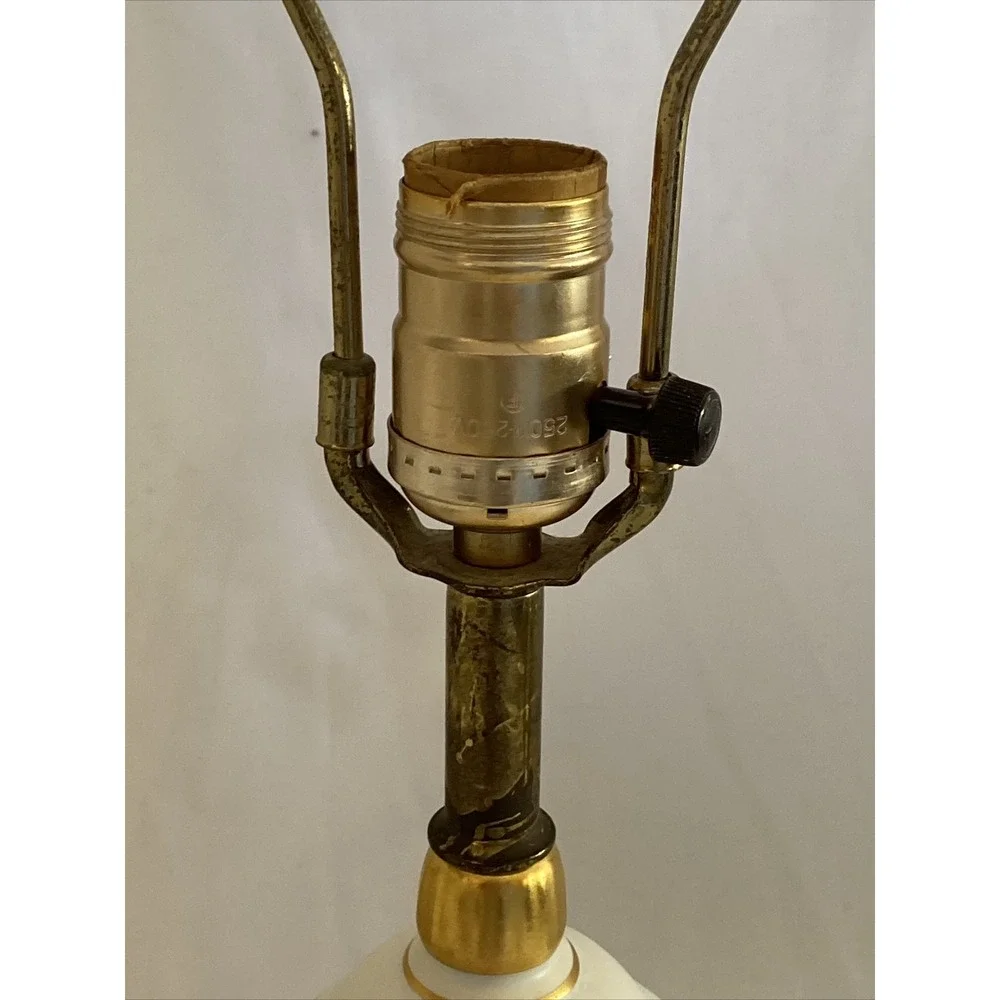 VTG Metal Tole Style Table Lamp White Gold‎ Floral 21